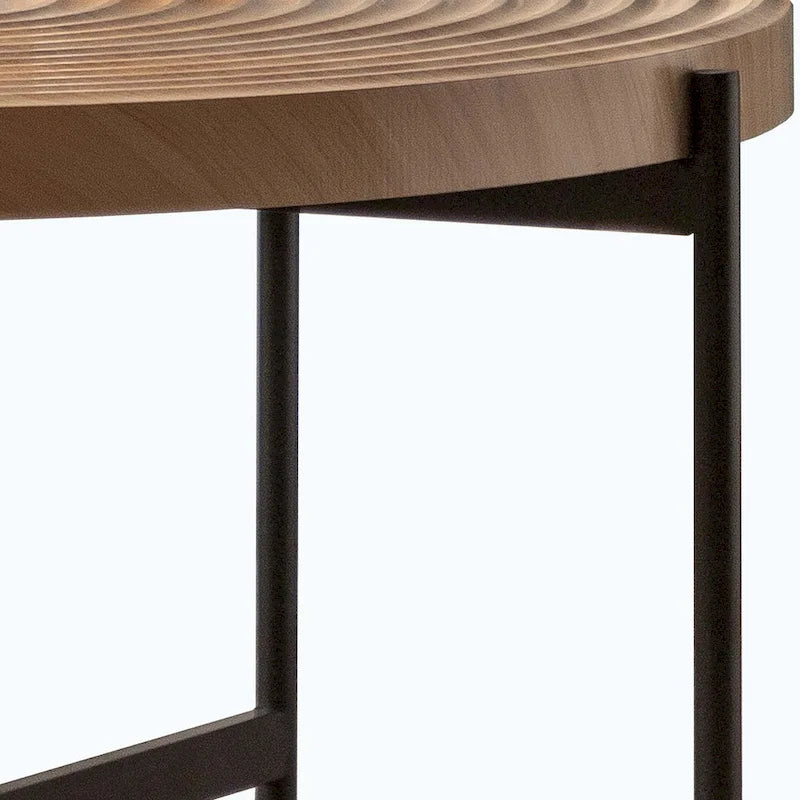Table basse ronde au design moderne avec piètement en métal croisé