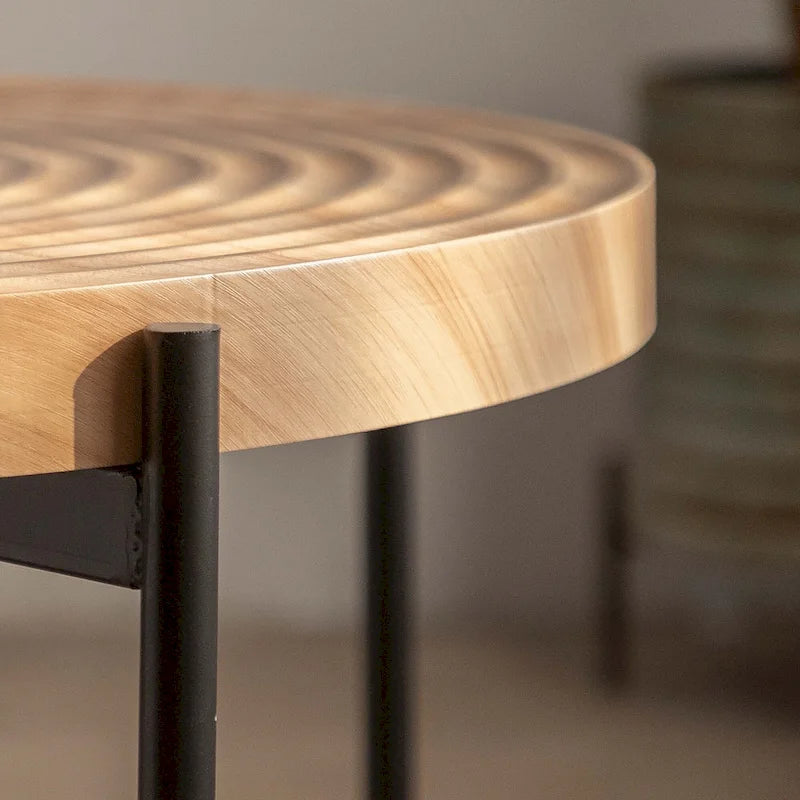 Table basse ronde au design moderne avec piètement en métal croisé