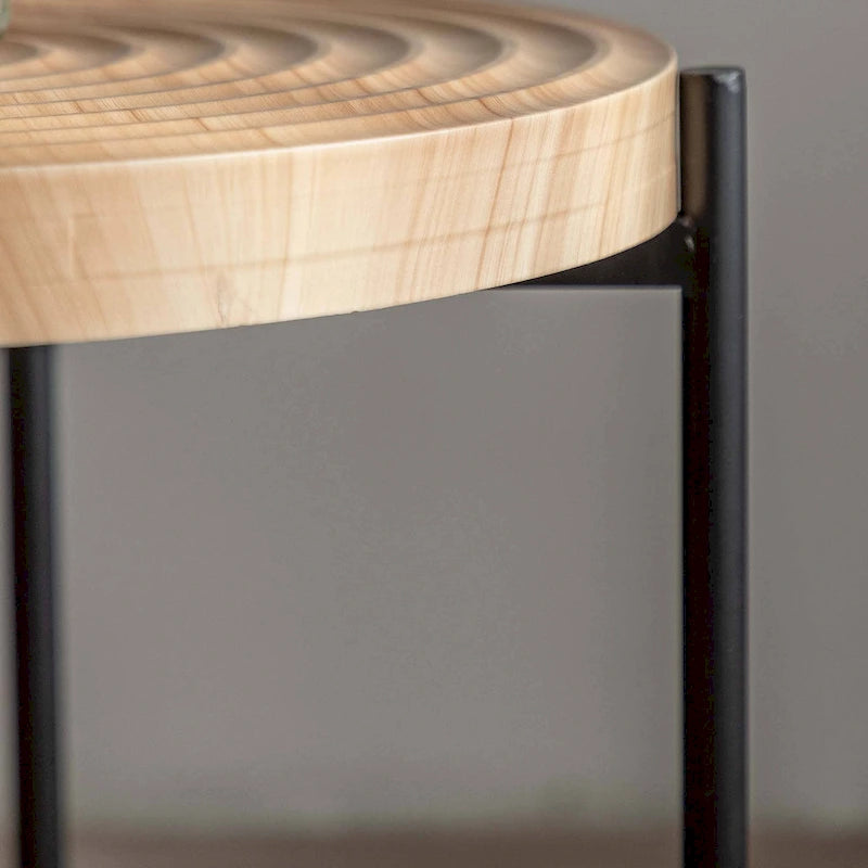 Table basse ronde au design moderne avec piètement en métal croisé
